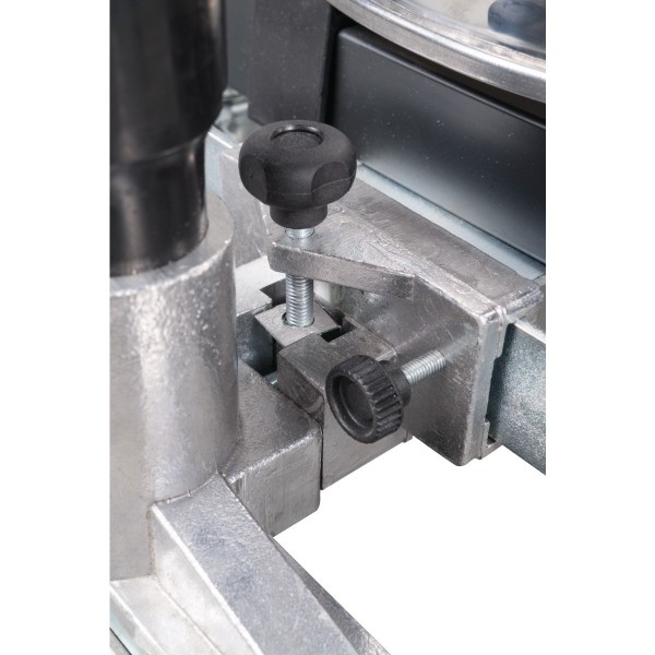 Dysza podłogowa solidnie zamocowana