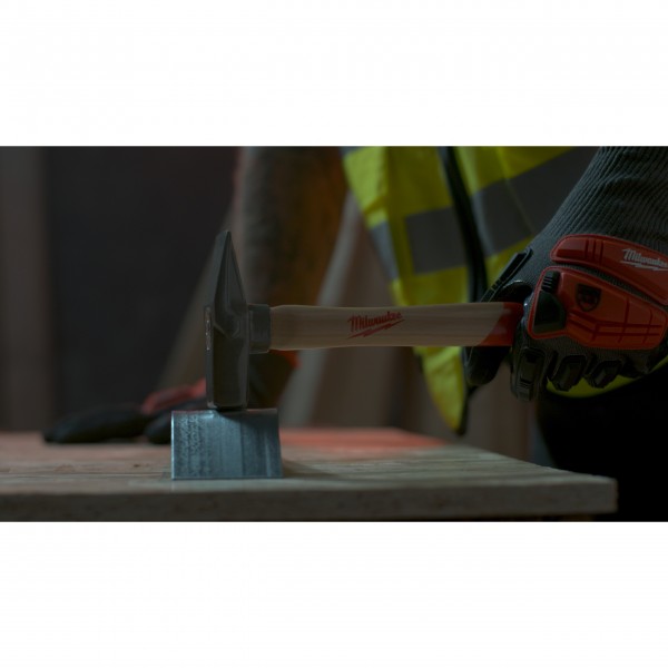 Młotek ślusarski z trzonkiem z drewna...