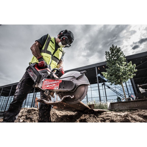 Hełm czarny wentylowany BOLT100